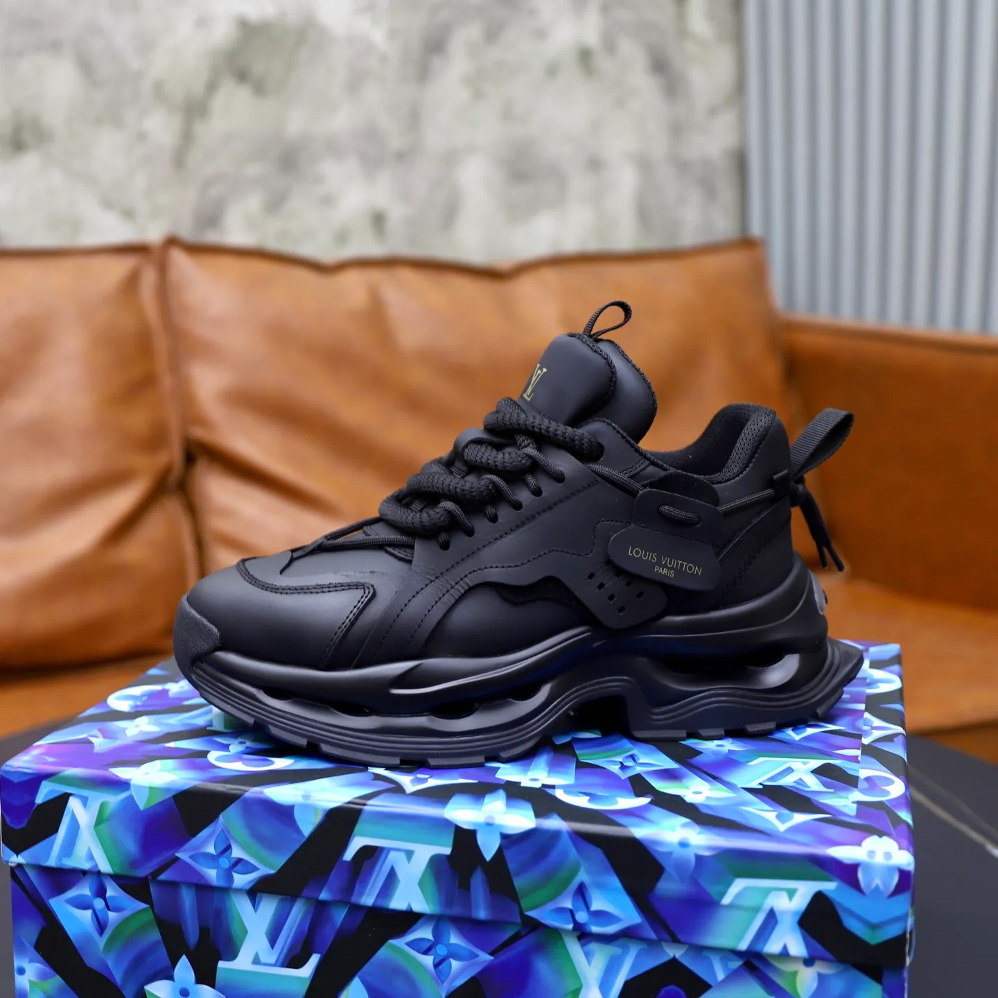 Ex-factory price: 600💰【LV】Louis Vuitton is a high-end brand of men's shoes, new model on the market, top luxury brand, the latest fashionable casual men's shoes, a trendy and versatile style, relaxed and sporty, with calfskin upper and ultra-fine workmanship. The original personalized fashionable rubber wear-resistant outsole is light and comfortable on the foot. Code number: 39-44 (45, 46 customized)